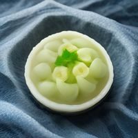 资深编辑陈小梧在明亮的工位上整理内容收录表格，桌面上摆着多个标签页的电脑屏幕，专注而高效